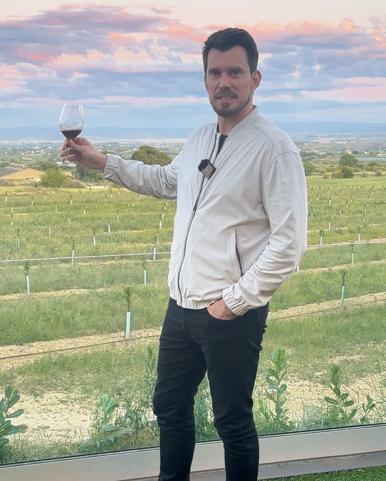 Brindis a la vinya del Celler de Sanui